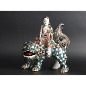 Guanyin sur le chien Foo, porcelaine, Japon, XIXe siècle