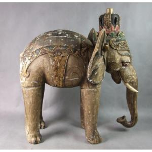 Grand éléphant de cérémonie, bois polychrome, Inde, XIXe/XXe siècle.