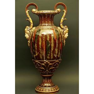 Vase orné de têtes de femmes, majolique, Sarreguemines, XIXe/XXe siècle.