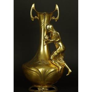 Vase représentant une nymphe, Art nouveau, étain doré, vers 1900.