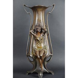 Vase « femme fatale », Art nouveau, zinc coloré, vers 1900.