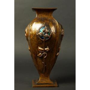 Vase à quatre pans, cuivre, Art nouveau, vers 1900.