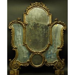 Miroir de style Louis XV, bois doré, XVIIIe siècle.