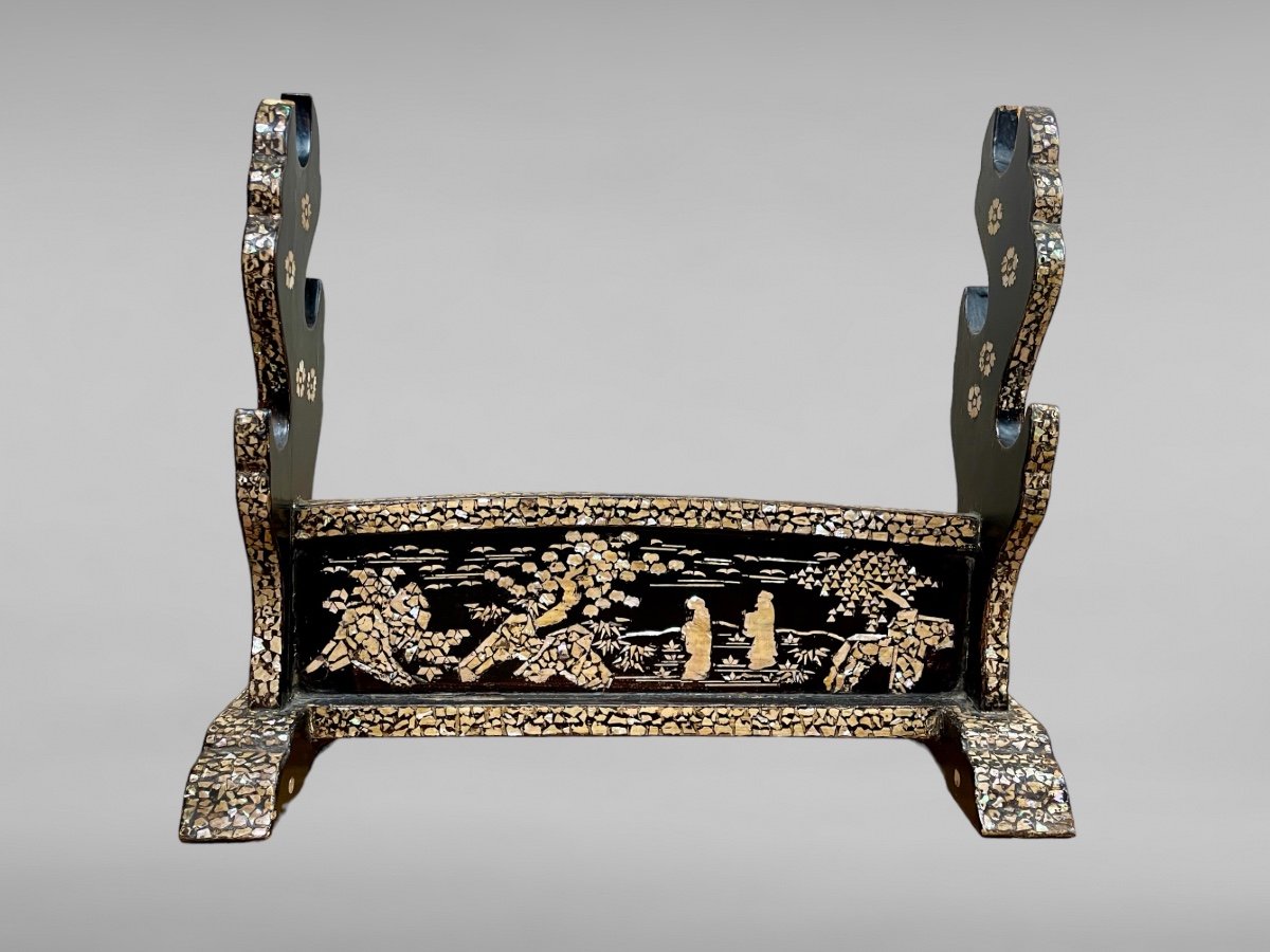 Katanakake In Black Lacquered And Burgoté Wood, Three Places - Edo Period.