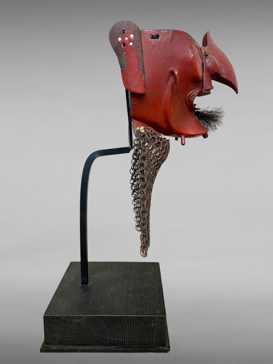 Demi Masque De Samuraï « mempo Tengu » En Fer Laqué Rouge - Période Edo (1603 - 1868). -photo-3