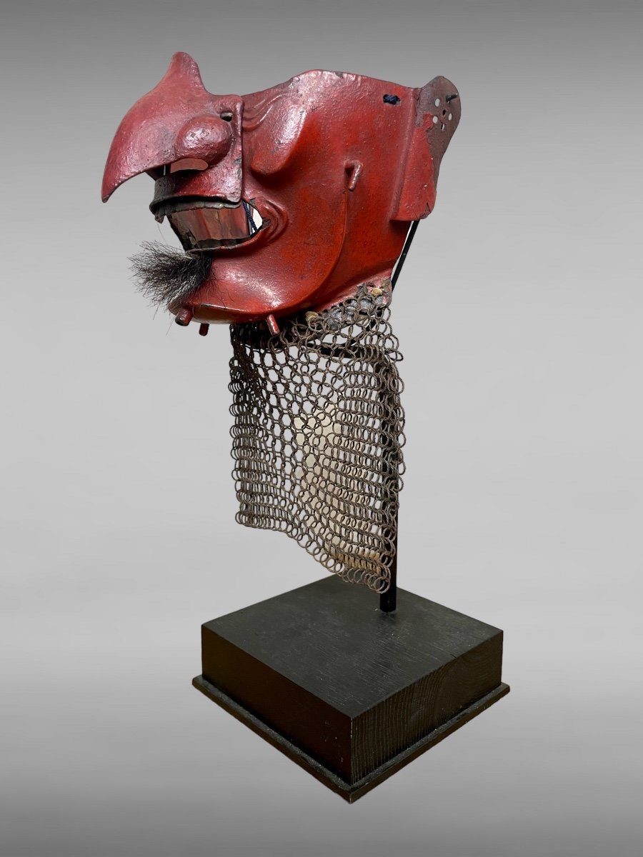 Demi Masque De Samuraï « mempo Tengu » En Fer Laqué Rouge - Période Edo (1603 - 1868). -photo-2