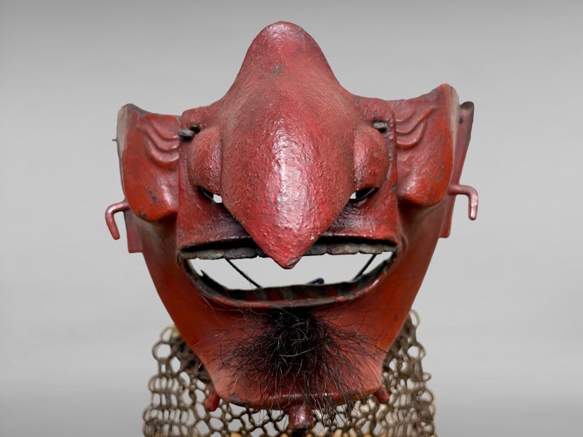 Demi Masque De Samuraï « mempo Tengu » En Fer Laqué Rouge - Période Edo (1603 - 1868). -photo-3