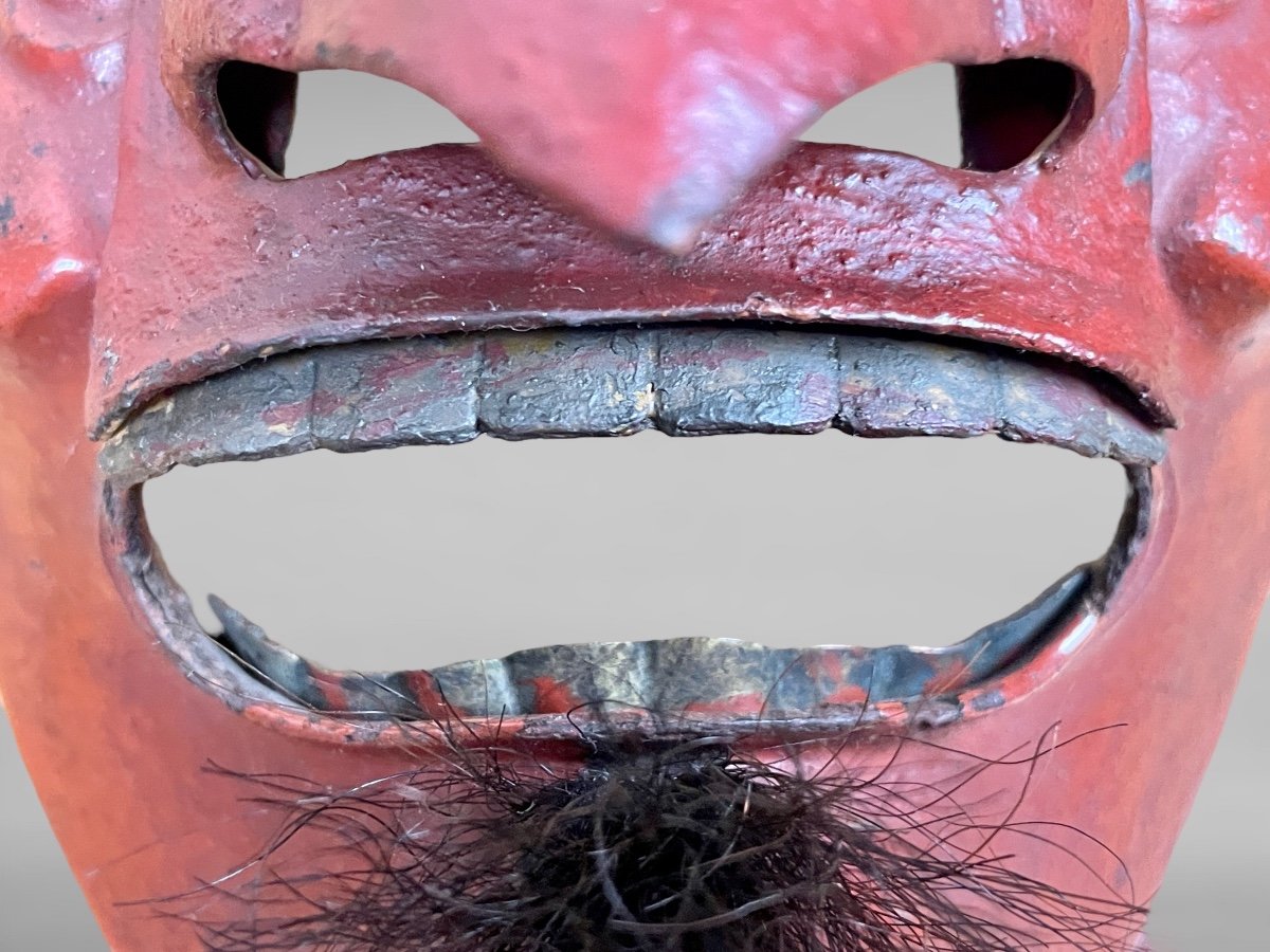 Demi Masque De Samuraï « mempo Tengu » En Fer Laqué Rouge - Période Edo (1603 - 1868). -photo-6