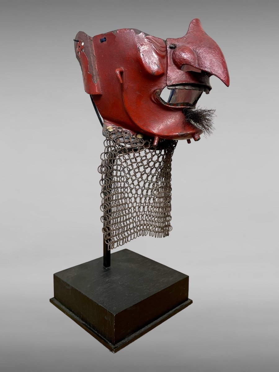 Demi Masque De Samuraï « mempo Tengu » En Fer Laqué Rouge - Période Edo (1603 - 1868). 