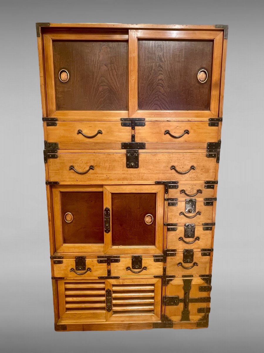 Important Kodansu Cabinet, Height: 164 Cm - Meiji Period (1868 - 1912).