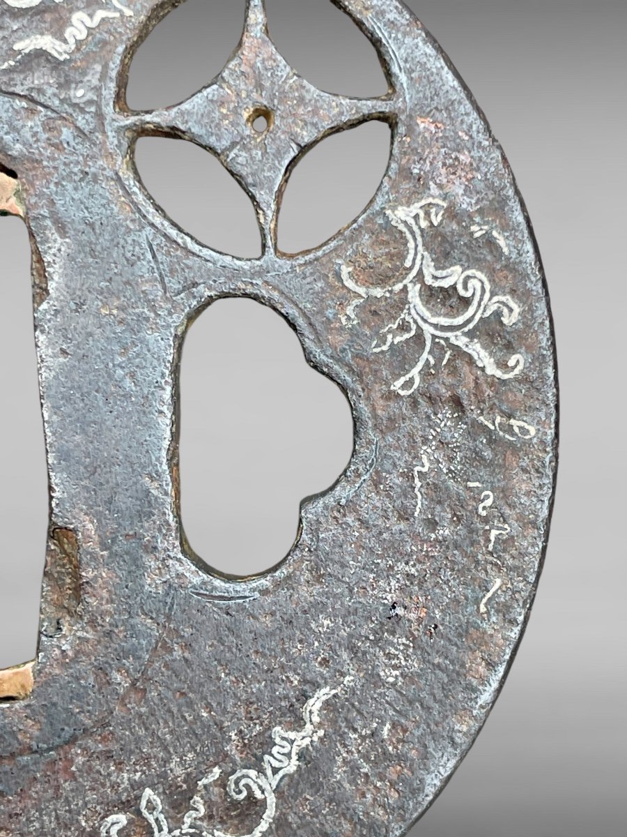 Tsuba Maru Gata En Fer Forgé Incrusté D’argent - Période Edo (1603-1868).-photo-1