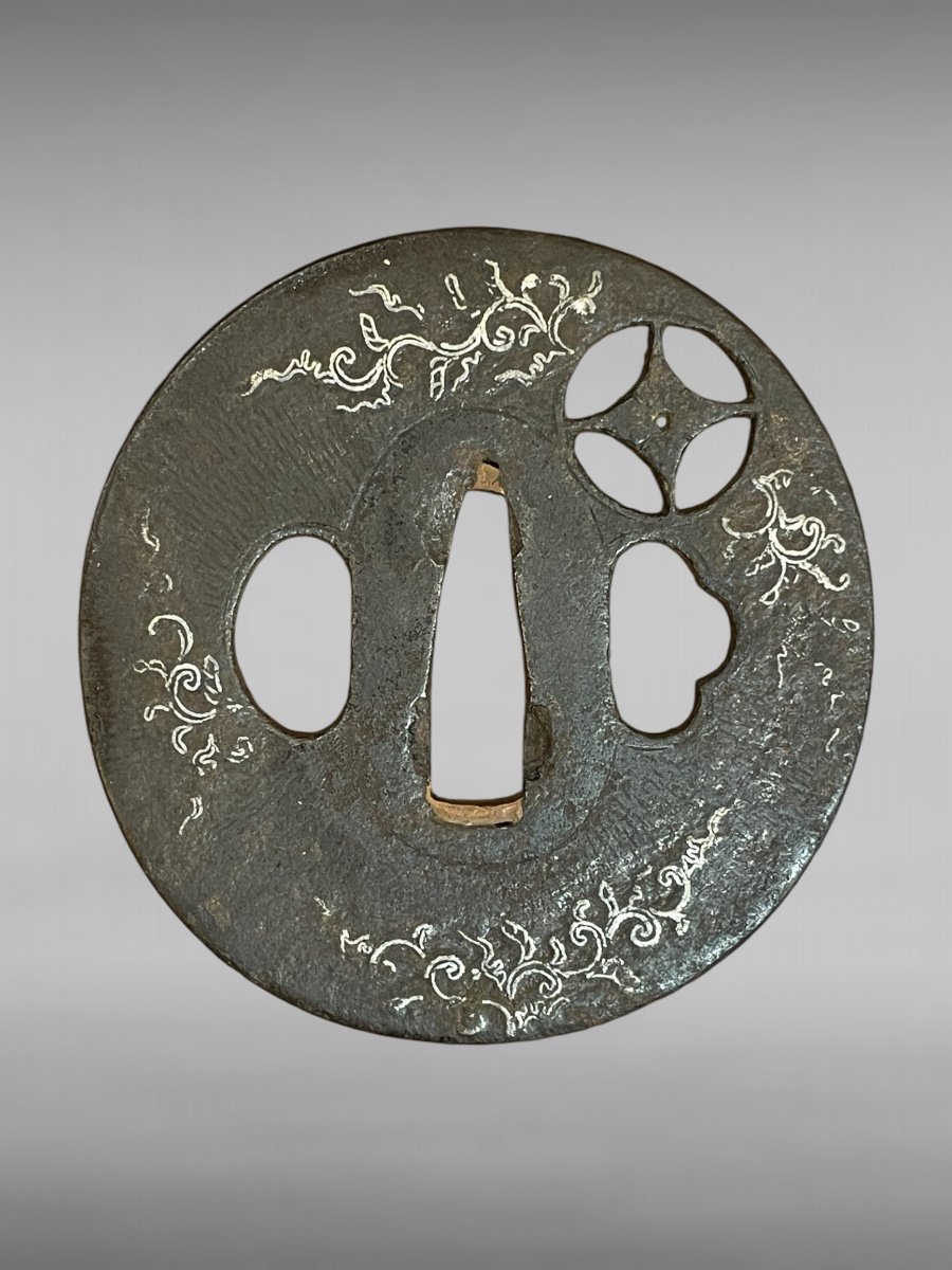 Tsuba Maru Gata En Fer Forgé Incrusté D’argent - Période Edo (1603-1868).