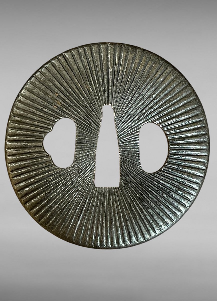 Tsuba Maru Gata En Fer Forgé à Motif Rayonnant - Période Edo (1603-1868).