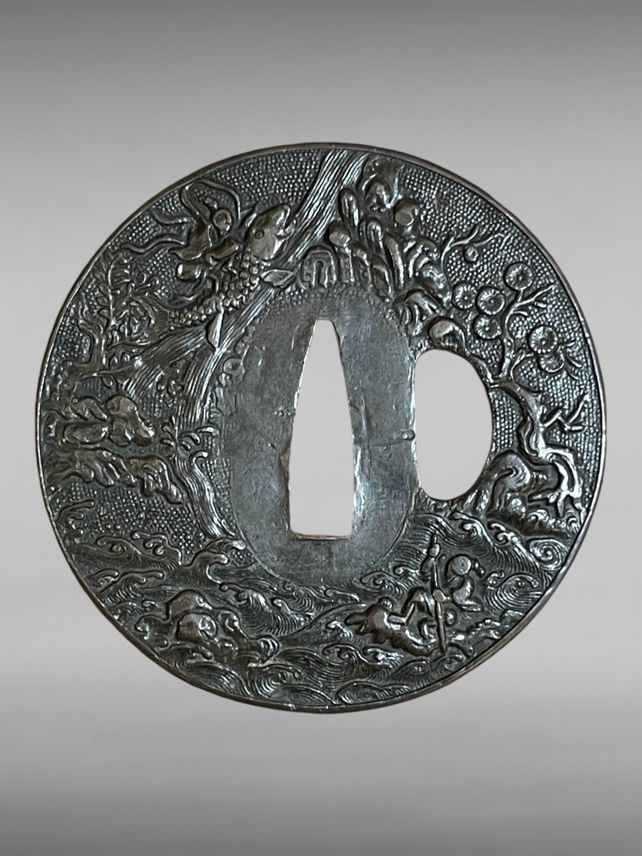 Wrought Iron Tsuba Maru Gata With Two Fishermen On Nanako Background - Edo Period (1603-1868)