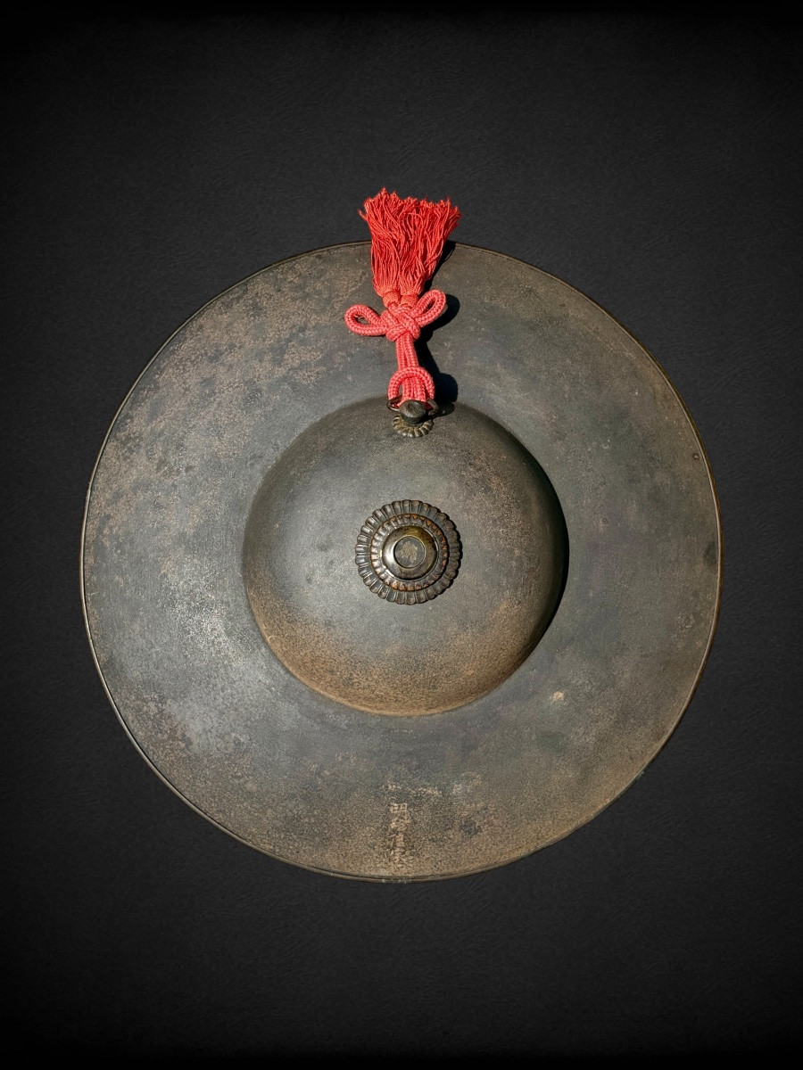tres rare Jingasa de Moine Soldat signé Munesuke MYOCHIN (1688-1735).-photo-1
