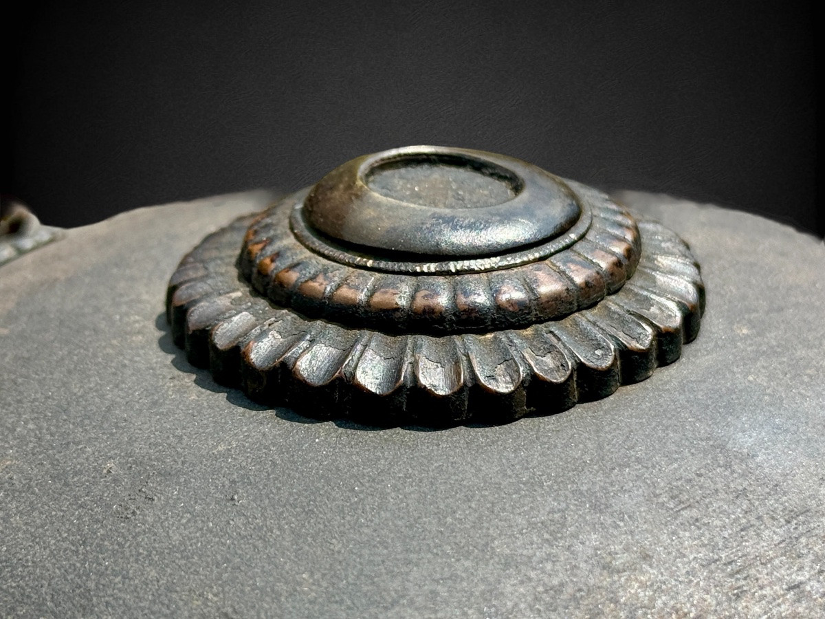 tres rare Jingasa de Moine Soldat signé Munesuke MYOCHIN (1688-1735).-photo-4