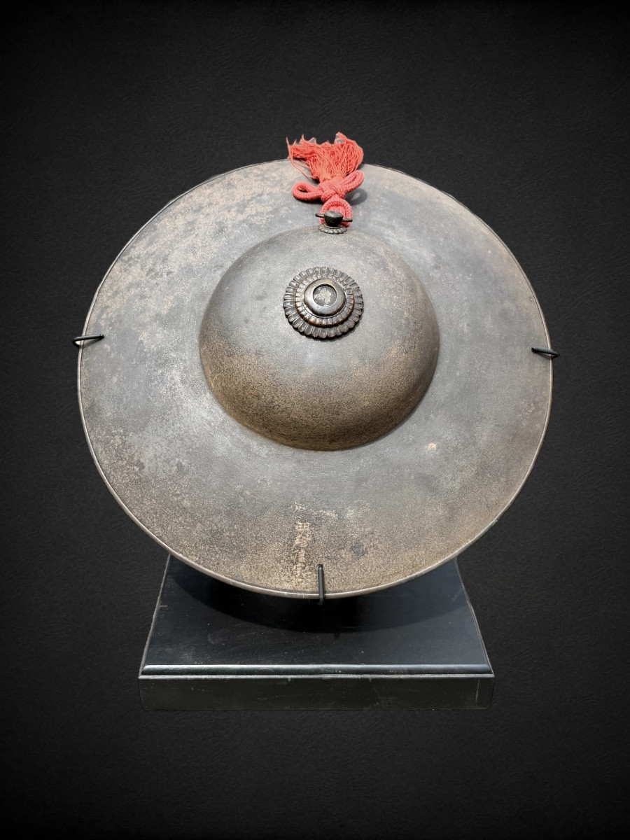 tres rare Jingasa de Moine Soldat signé Munesuke MYOCHIN (1688-1735).