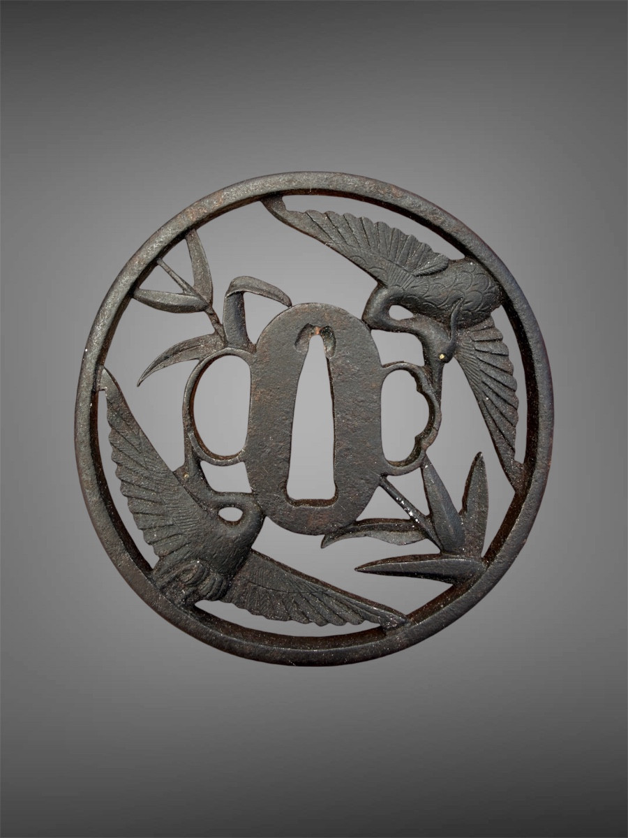 Tsuba maru gata en fer à décor de grues - Époque Edo - D. 8,4 cm. 