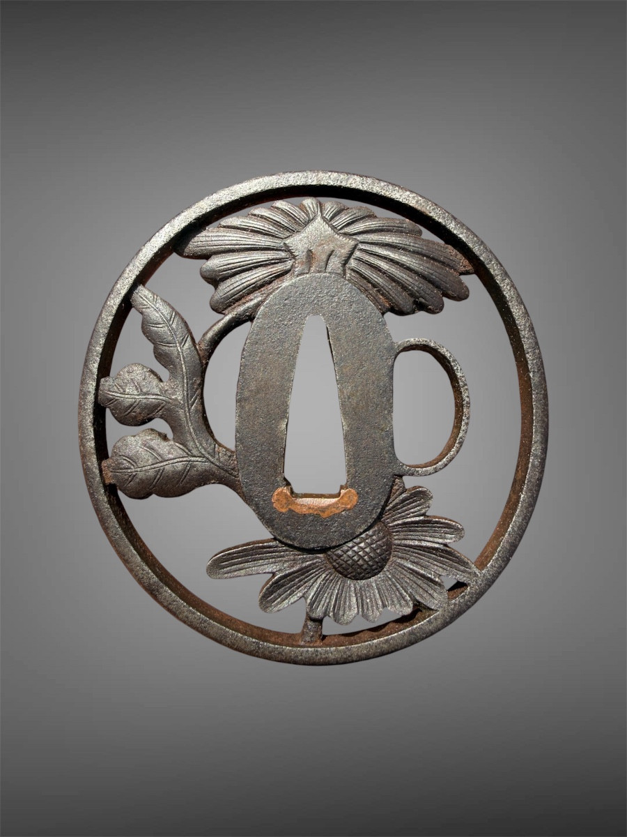 Tsuba Marugata In Iron Decorated With Crisanthemums, Signed Tomotsugu - Edo Period - D. 7.5 Cm. -photo-2