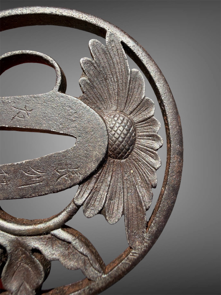 Tsuba Marugata In Iron Decorated With Crisanthemums, Signed Tomotsugu - Edo Period - D. 7.5 Cm. -photo-3
