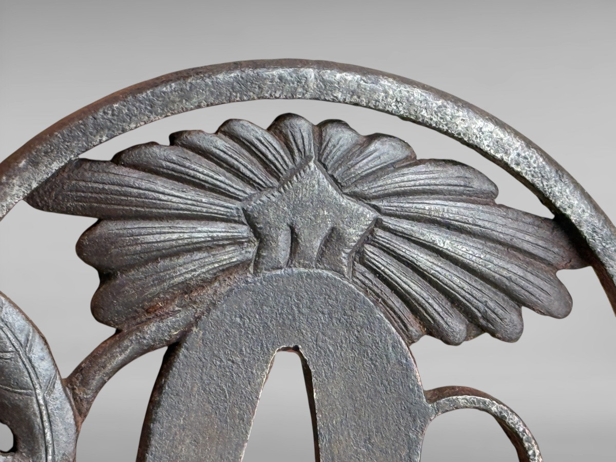 Tsuba Marugata In Iron Decorated With Crisanthemums, Signed Tomotsugu - Edo Period - D. 7.5 Cm. -photo-3