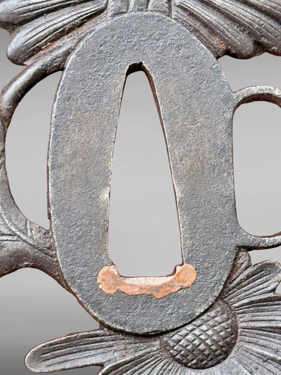Tsuba Marugata In Iron Decorated With Crisanthemums, Signed Tomotsugu - Edo Period - D. 7.5 Cm. -photo-4