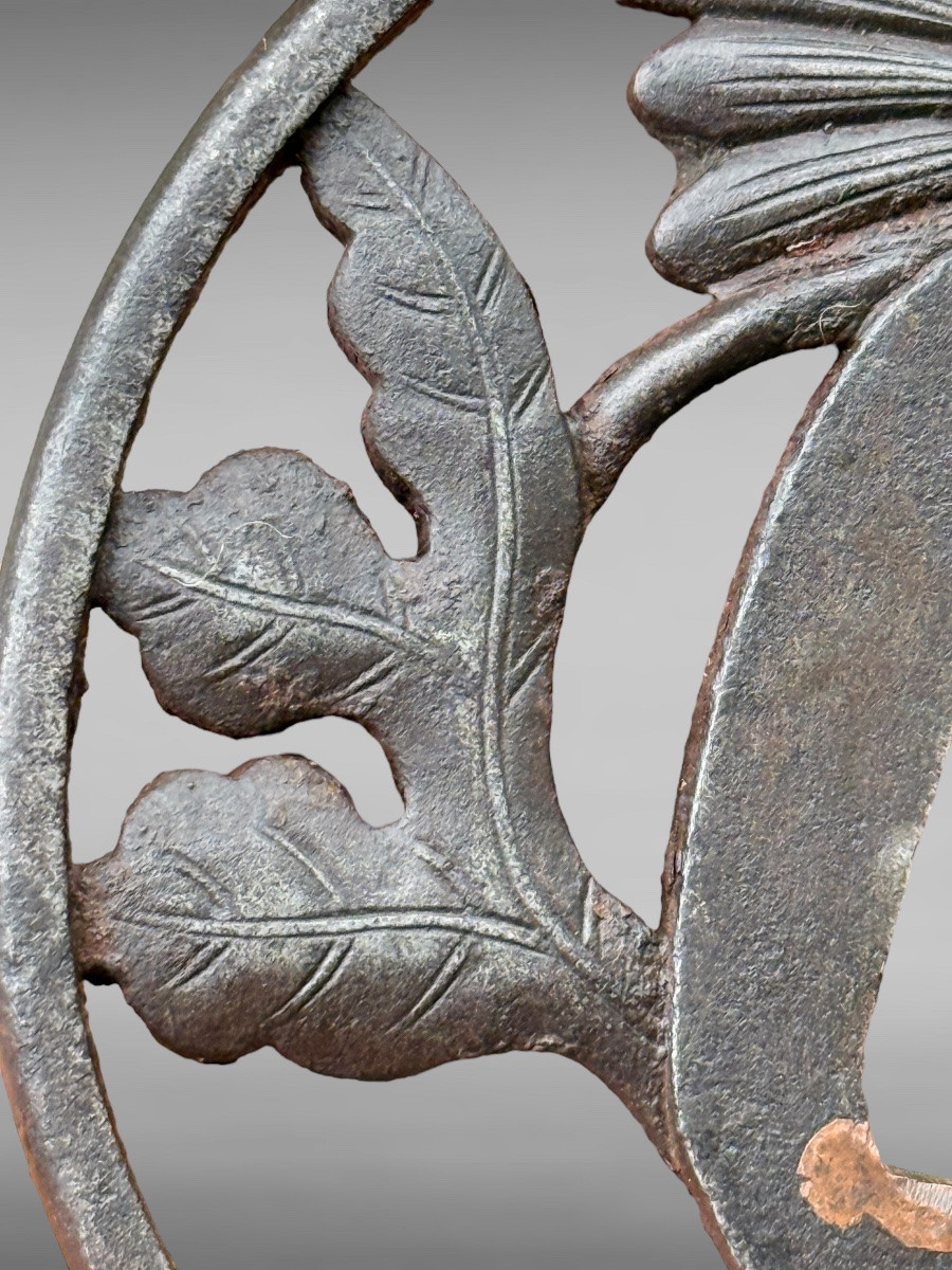 Tsuba Marugata In Iron Decorated With Crisanthemums, Signed Tomotsugu - Edo Period - D. 7.5 Cm. -photo-5