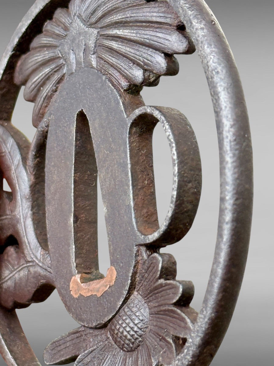 Tsuba Marugata In Iron Decorated With Crisanthemums, Signed Tomotsugu - Edo Period - D. 7.5 Cm. -photo-6