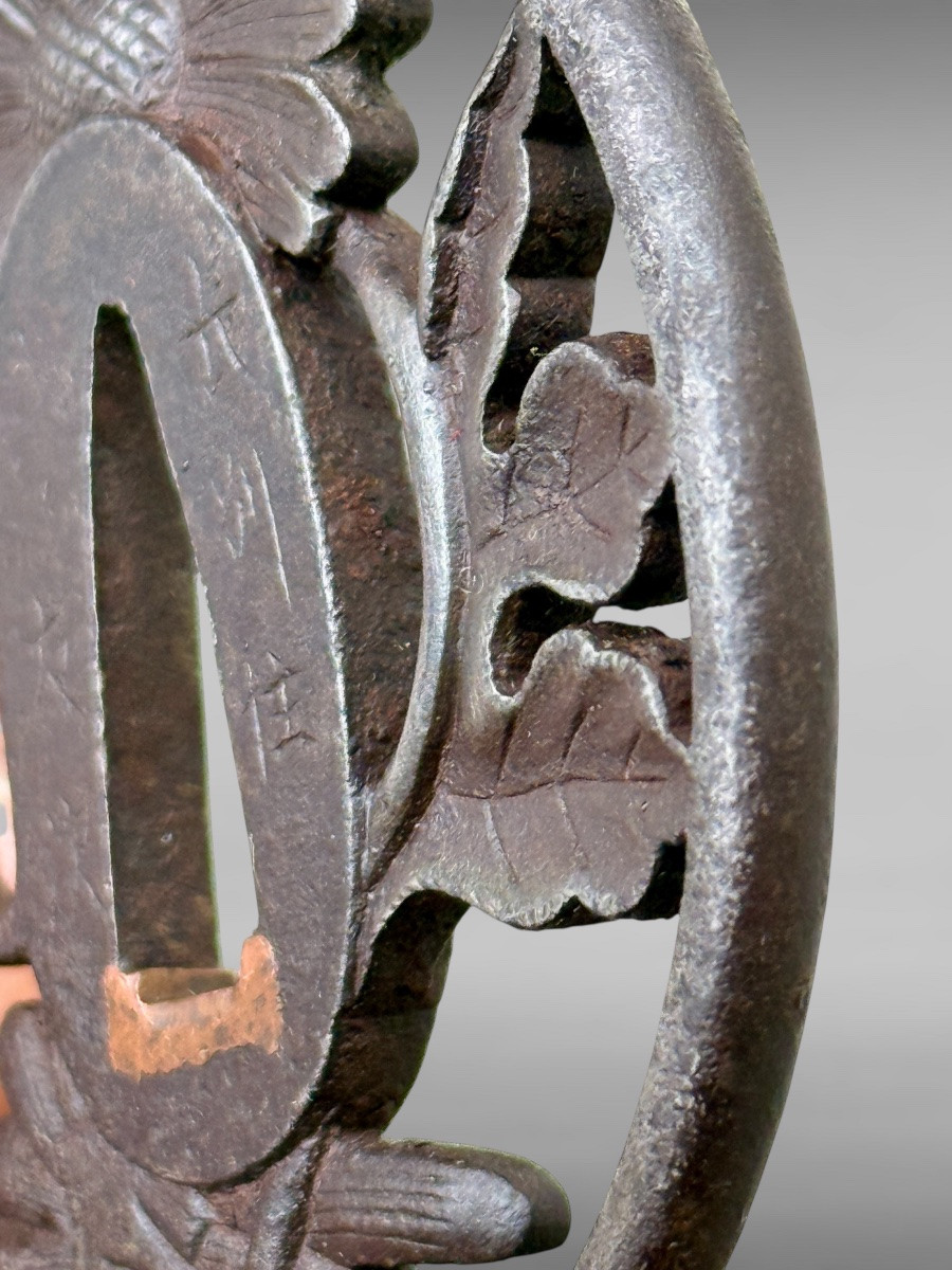 Tsuba Marugata In Iron Decorated With Crisanthemums, Signed Tomotsugu - Edo Period - D. 7.5 Cm. -photo-7