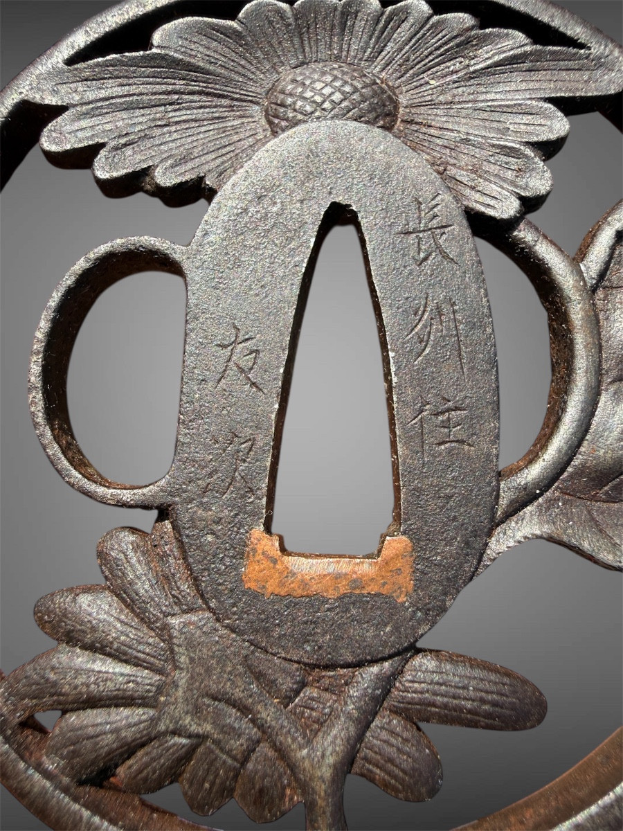 Tsuba Marugata In Iron Decorated With Crisanthemums, Signed Tomotsugu - Edo Period - D. 7.5 Cm. -photo-1
