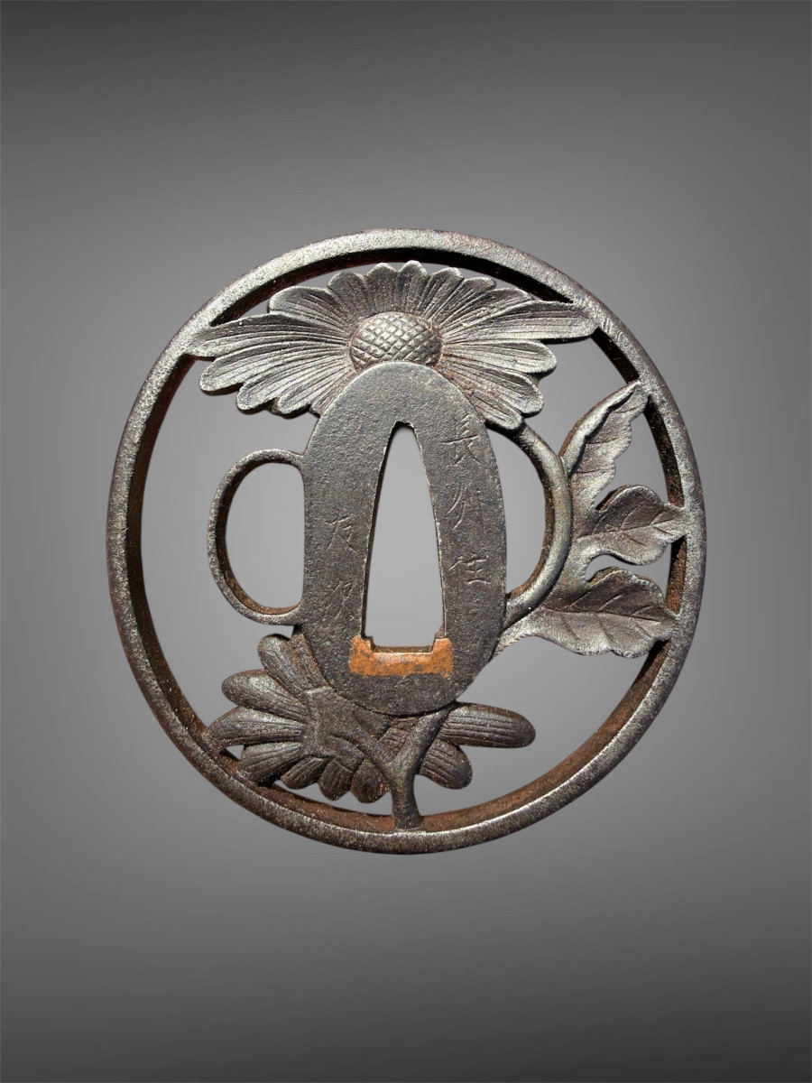 Tsuba Marugata In Iron Decorated With Crisanthemums, Signed Tomotsugu - Edo Period - D. 7.5 Cm. 