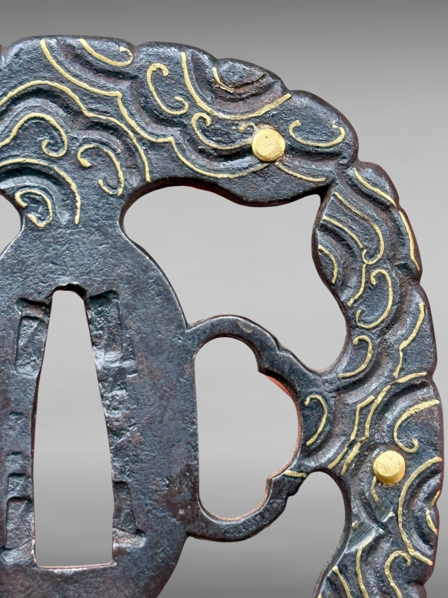 Tsuba aori gata en fer à  décor de volutes  - Époque Edo - H. 8,1 cm. -photo-3