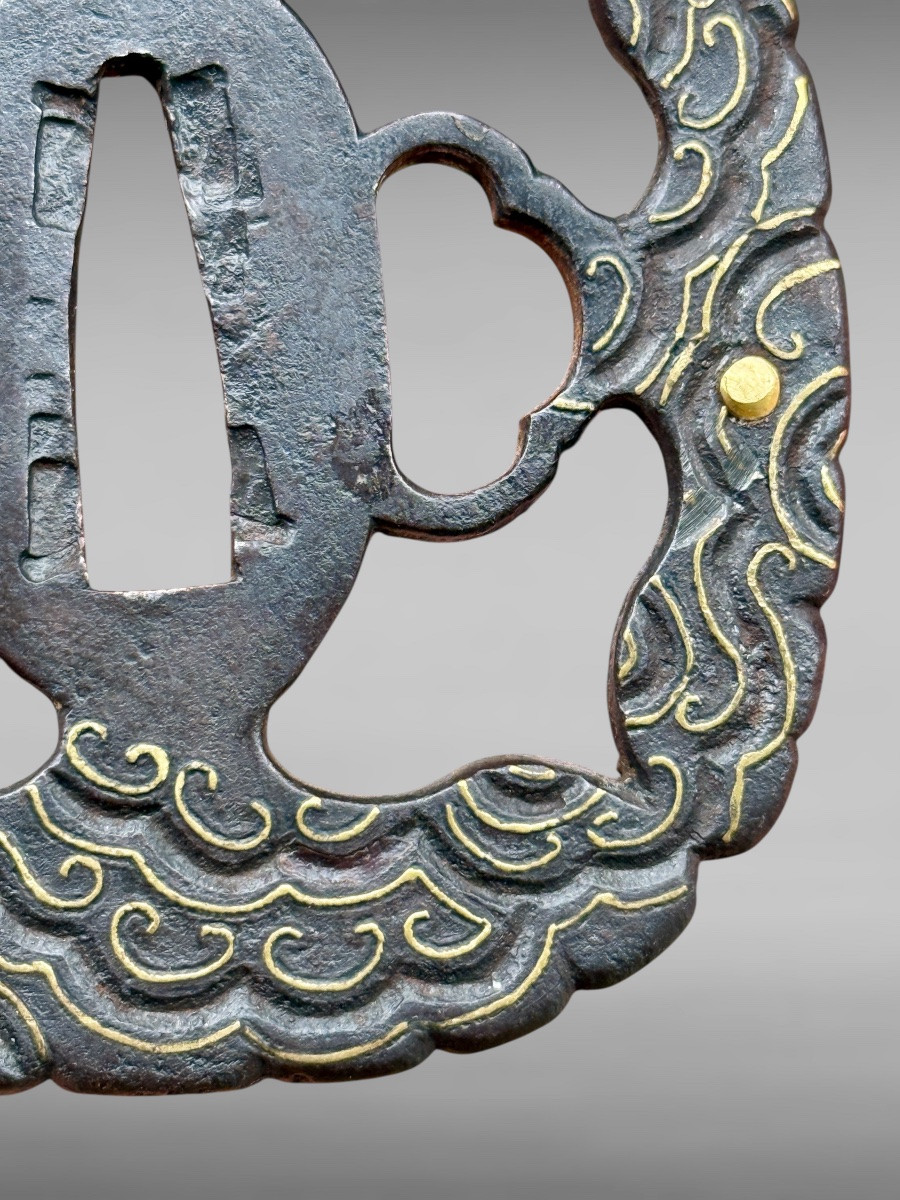 Tsuba aori gata en fer à  décor de volutes  - Époque Edo - H. 8,1 cm. -photo-4