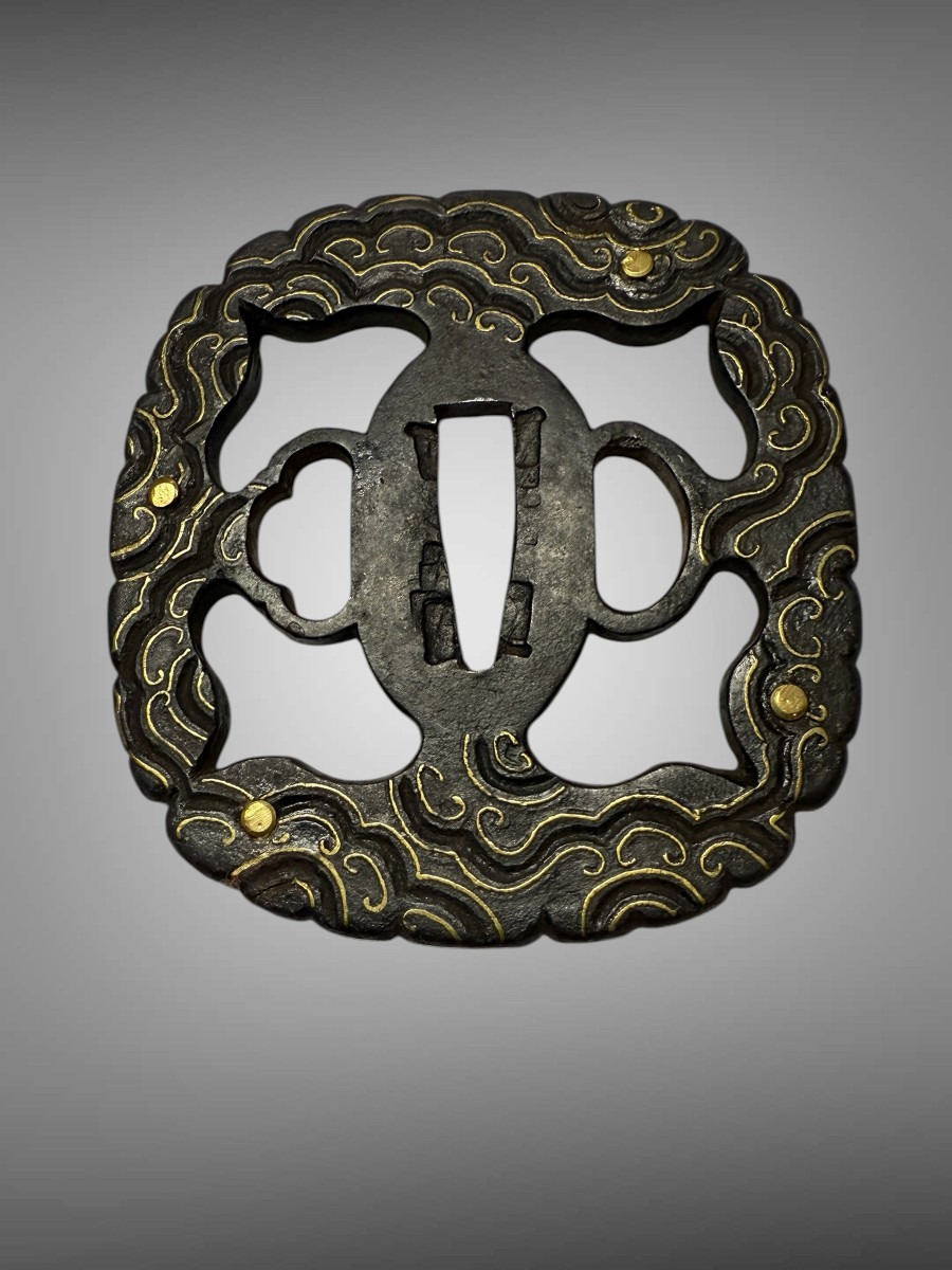 Tsuba aori gata en fer à  décor de volutes  - Époque Edo - H. 8,1 cm. -photo-2