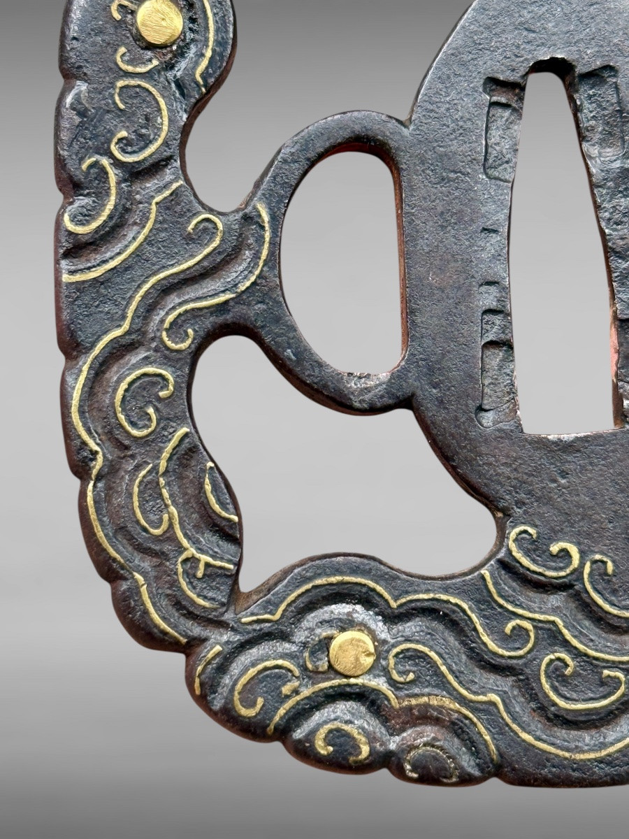Tsuba aori gata en fer à  décor de volutes  - Époque Edo - H. 8,1 cm. -photo-1