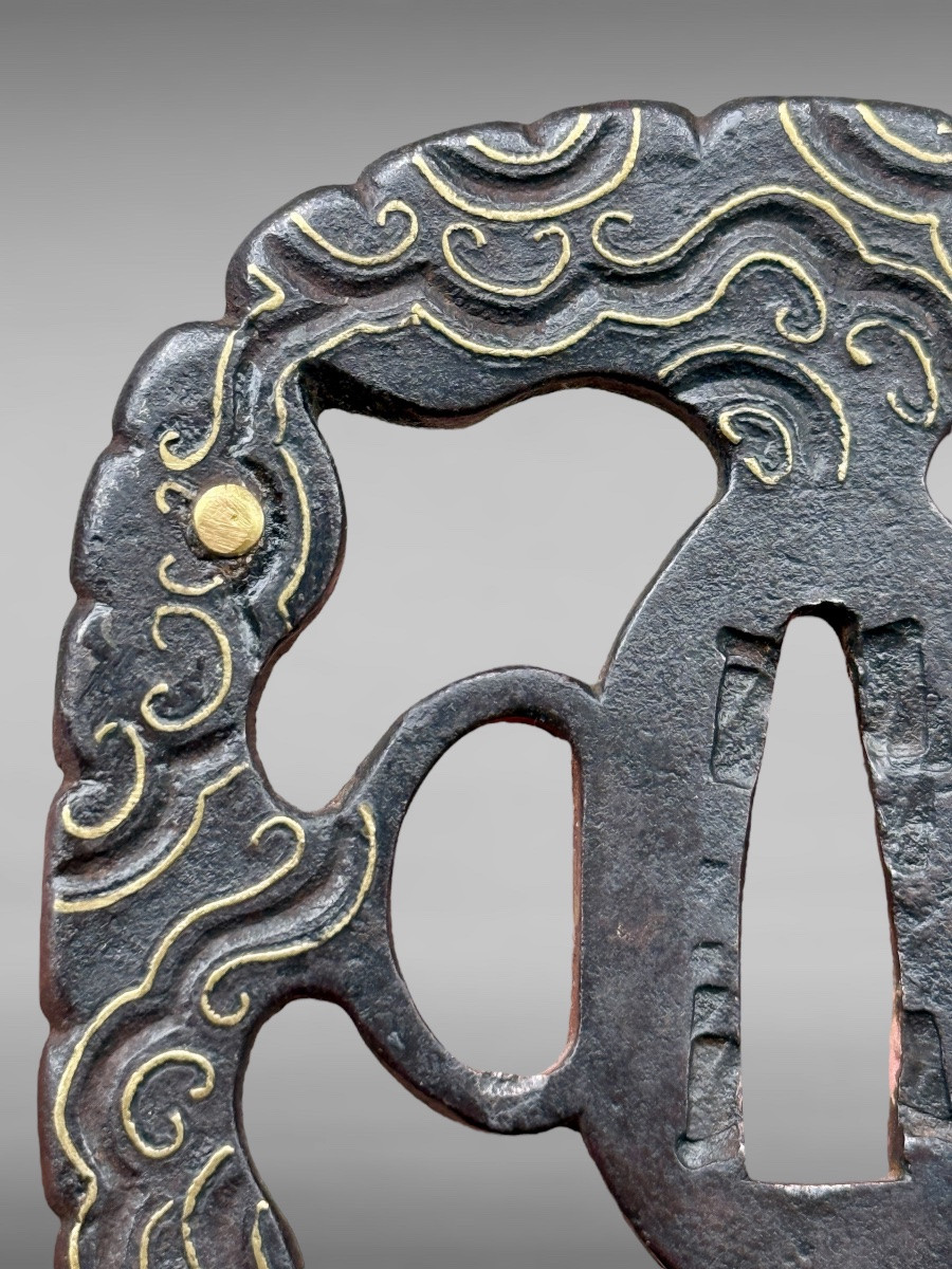Tsuba aori gata en fer à  décor de volutes  - Époque Edo - H. 8,1 cm. -photo-2