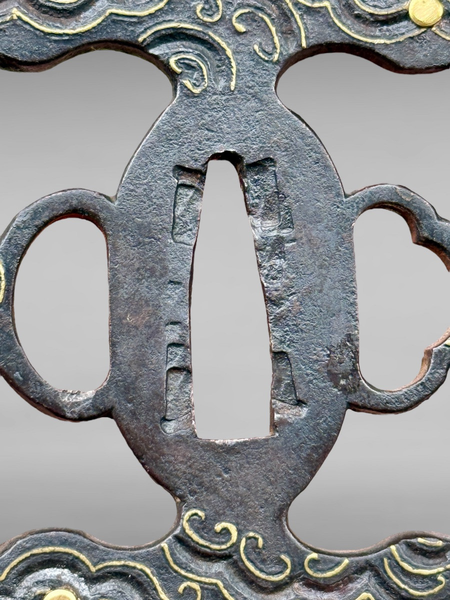 Tsuba aori gata en fer à  décor de volutes  - Époque Edo - H. 8,1 cm. -photo-3