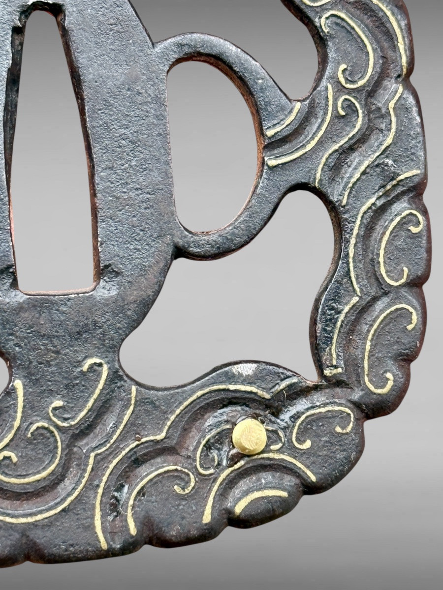 Tsuba aori gata en fer à  décor de volutes  - Époque Edo - H. 8,1 cm. -photo-4