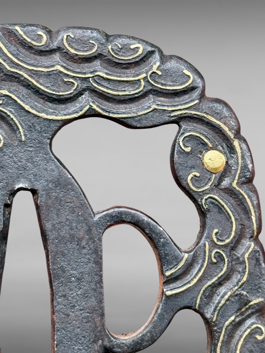 Tsuba aori gata en fer à  décor de volutes  - Époque Edo - H. 8,1 cm. -photo-5