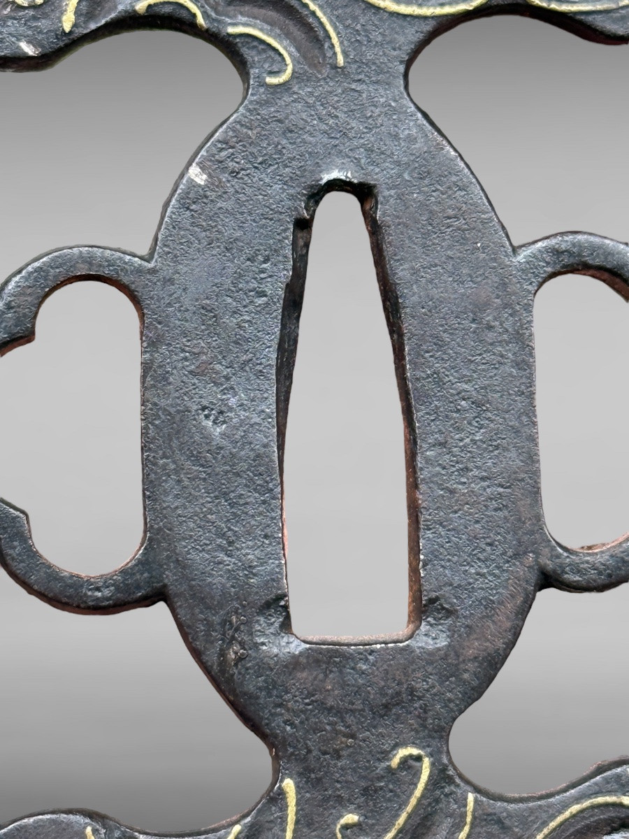 Tsuba aori gata en fer à  décor de volutes  - Époque Edo - H. 8,1 cm. -photo-6