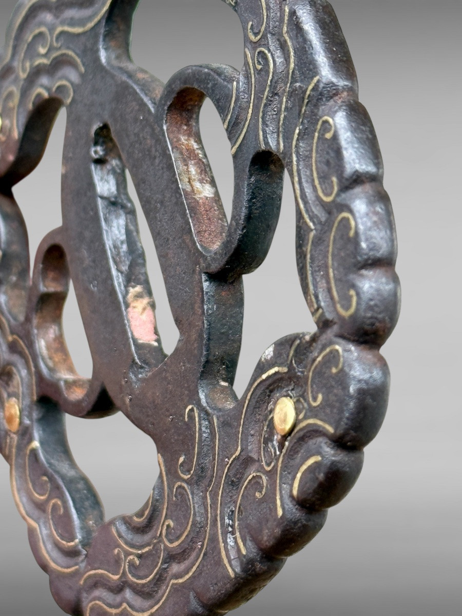 Tsuba aori gata en fer à  décor de volutes  - Époque Edo - H. 8,1 cm. -photo-7