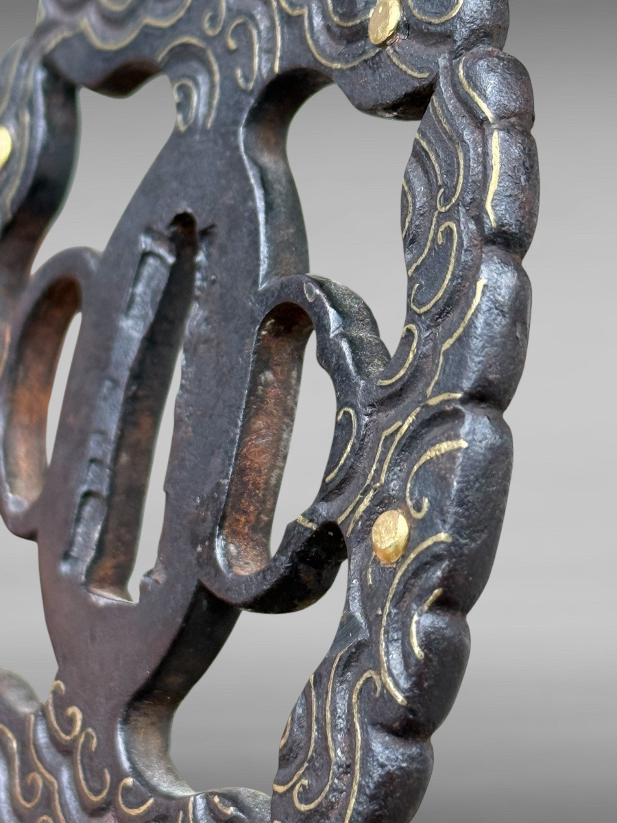 Tsuba aori gata en fer à  décor de volutes  - Époque Edo - H. 8,1 cm. -photo-8