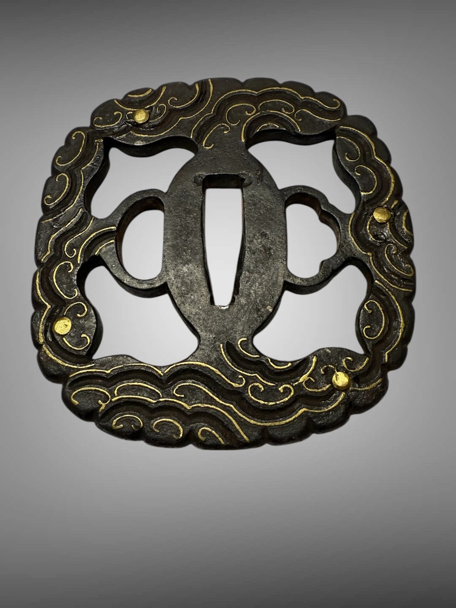 Tsuba aori gata en fer à  décor de volutes  - Époque Edo - H. 8,1 cm. 
