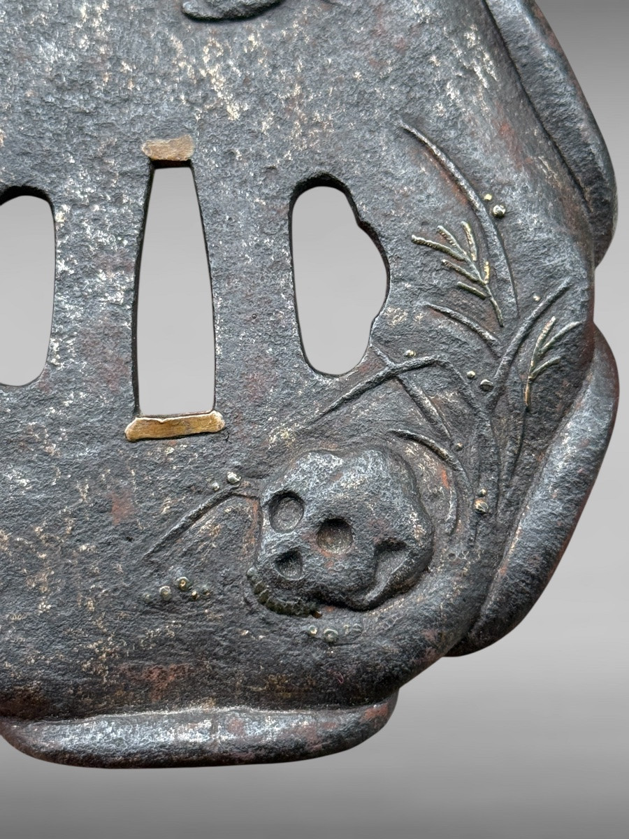 Tsuba kawari gata à décor d’un crane - Époque Edo - H. 9 cm. -photo-1