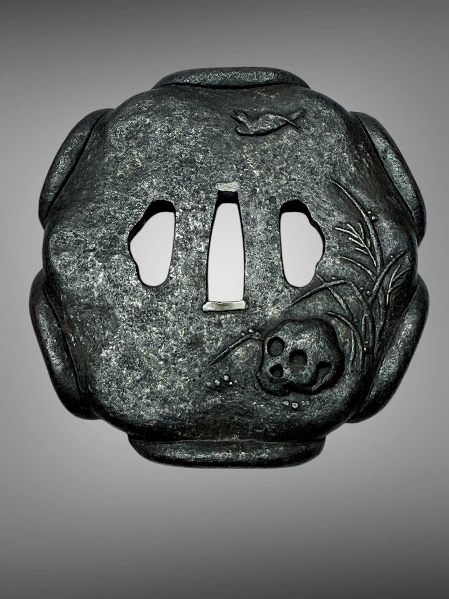 Tsuba kawari gata à décor d’un crane - Époque Edo - H. 9 cm. 