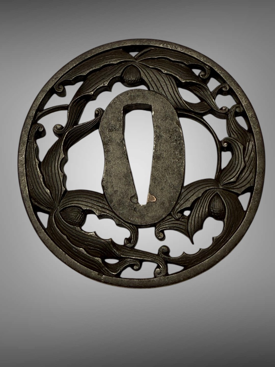 Tsuba maru gata en fer ajouré de motifs végétaux, signée et située - Époque Edo - D. 7 cm. -photo-2