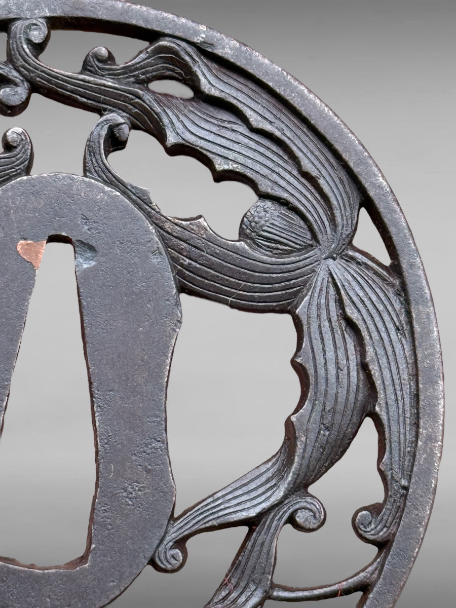 Tsuba maru gata en fer ajouré de motifs végétaux, signée et située - Époque Edo - D. 7 cm. -photo-4