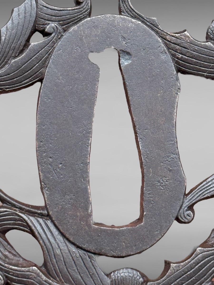 Tsuba maru gata en fer ajouré de motifs végétaux, signée et située - Époque Edo - D. 7 cm. -photo-6