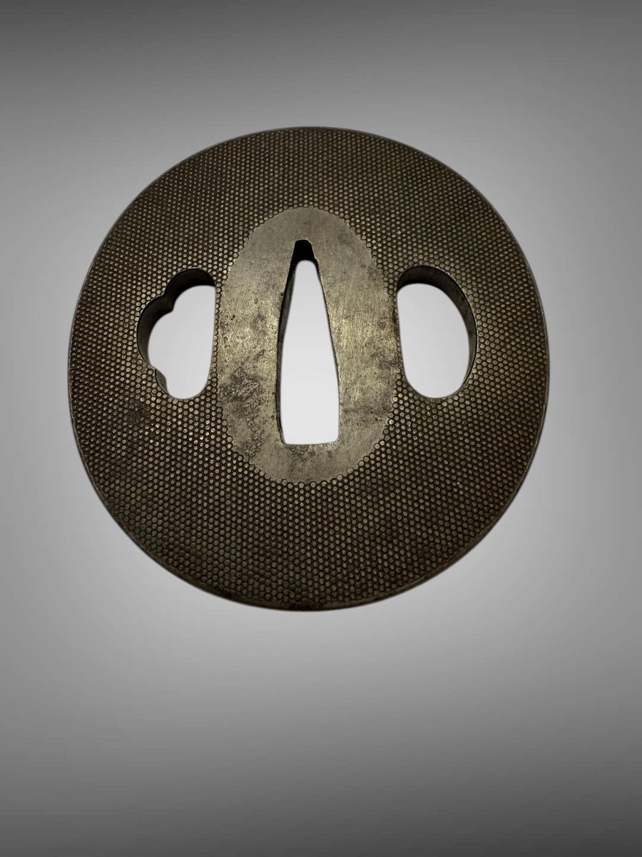 Tsuba maru gata en fer à fond nanako, signée - Époque Edo - D. 6,4 cm. -photo-2