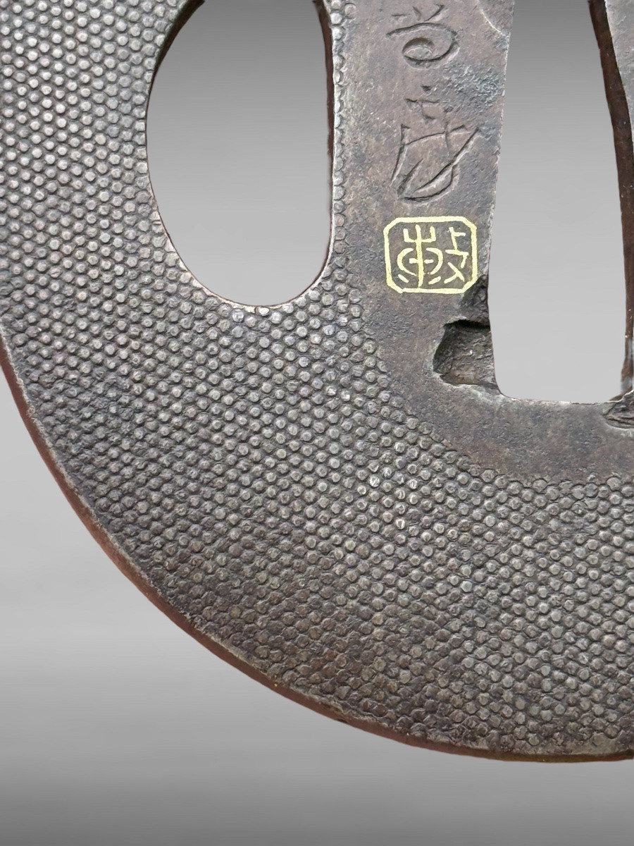 Tsuba maru gata en fer à fond nanako, signée - Époque Edo - D. 6,4 cm. -photo-2